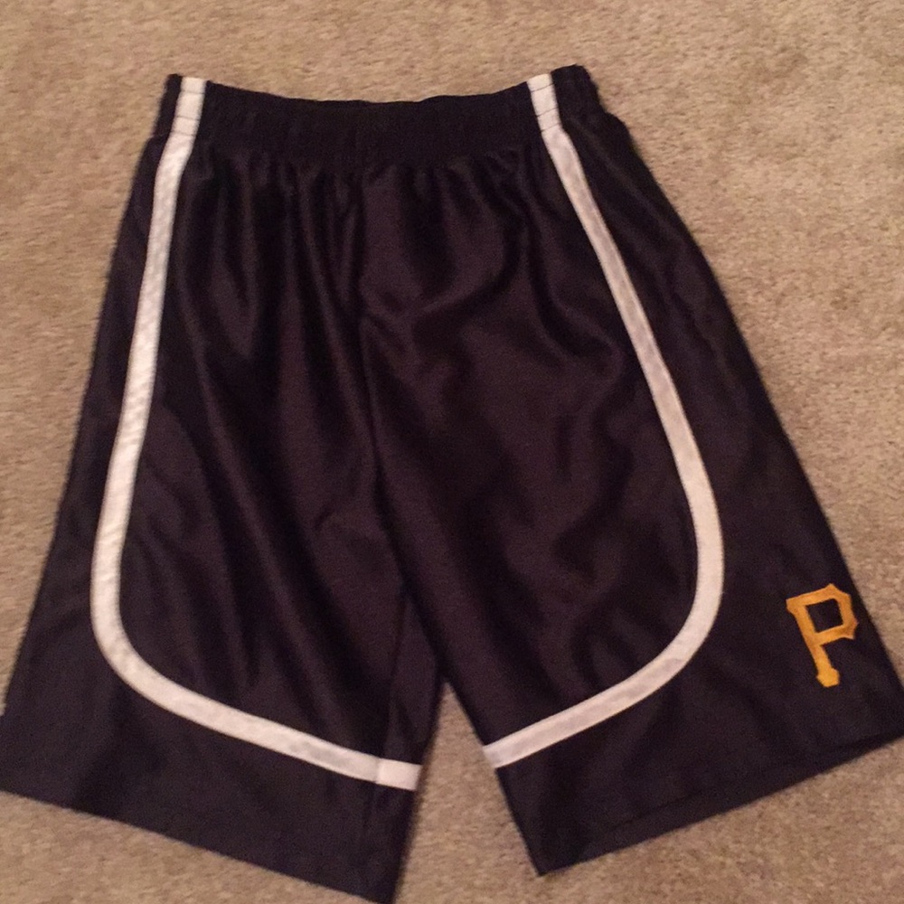 Boys Pirates shorts - size small